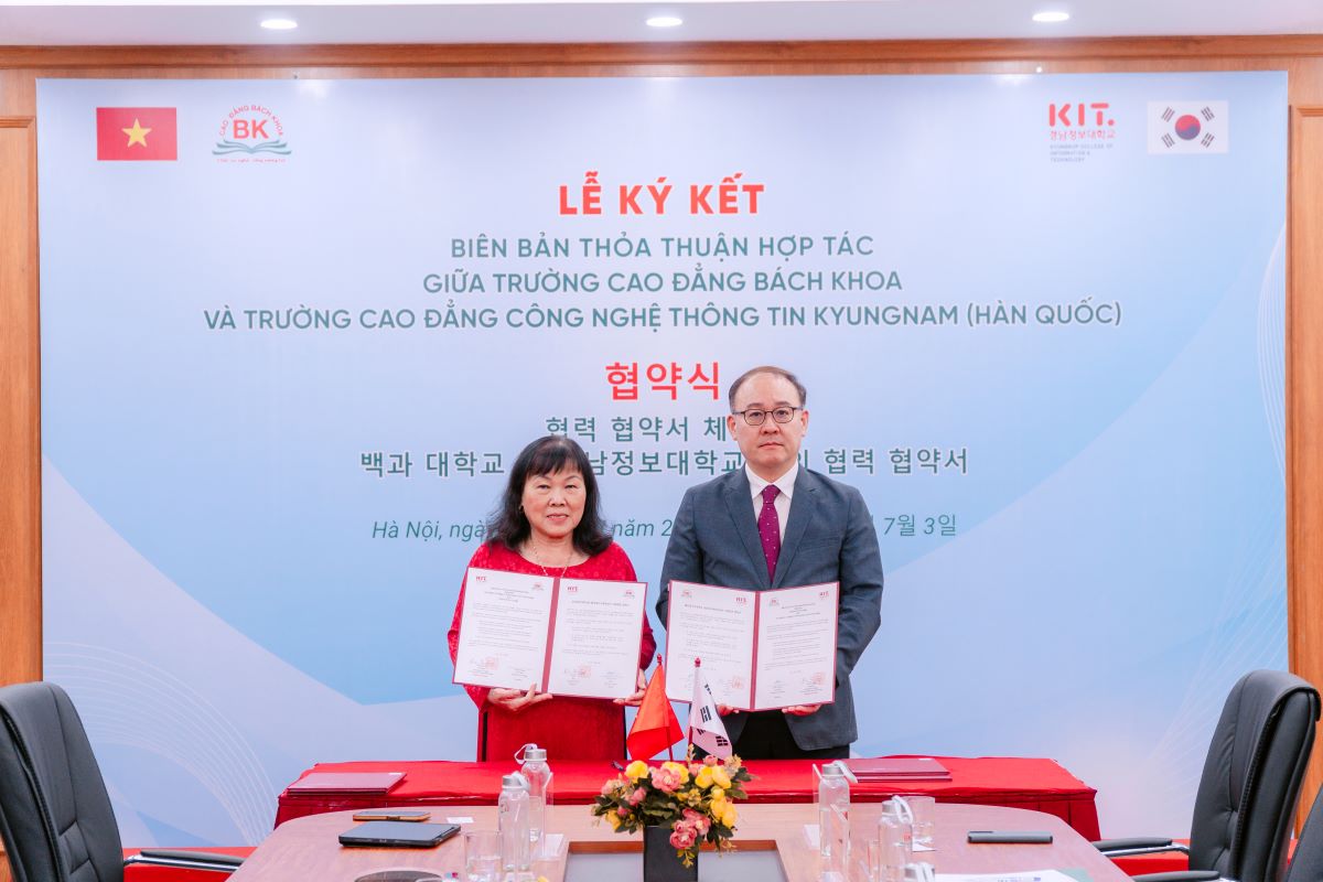 Đại điện hai trường ký kết biên bản hợp tác.jpg