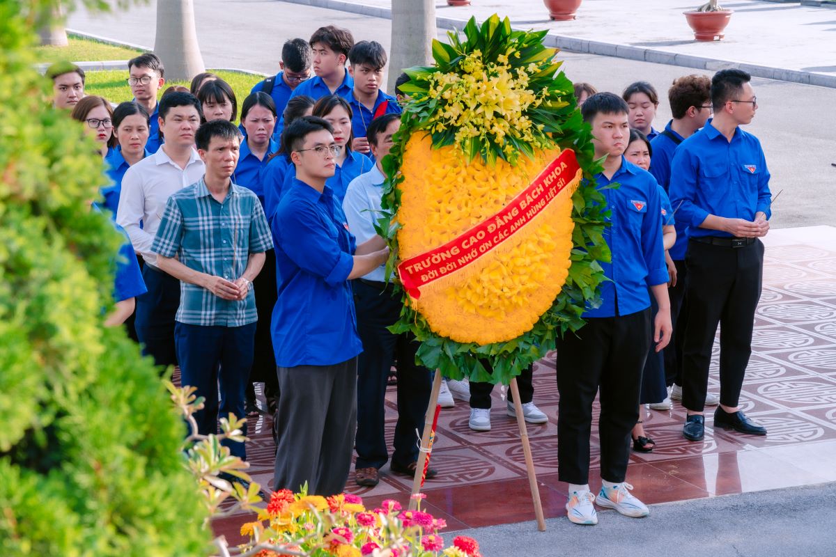 Đoàn trường Cao đẳng Bách Khoa dâng hoa tại nghĩa trang Mai Dịch