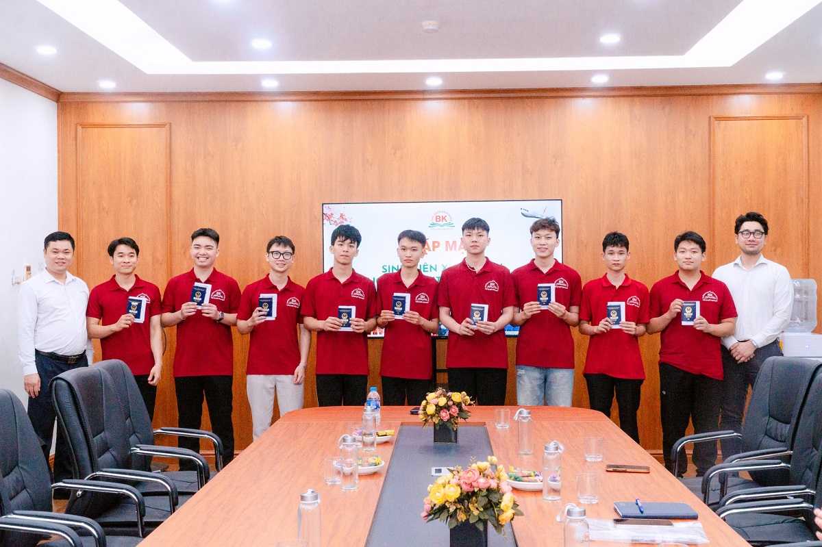 Sinh viên chương trình Internship Nhật Bản chụp hình cùng đại diện phòng Hợp tác Quốc tế – Trường Cao đẳng Bách Khoa
