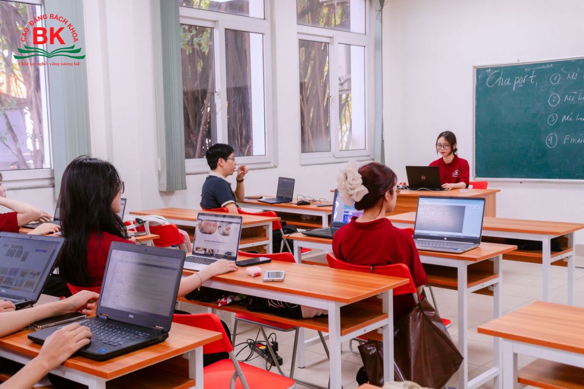 Ngày càng nhiều bạn học sinh lựa chọn ngành Marketing Sinh viên ngành Marketing Trường Cao đẳng Bách khoa học thực hành