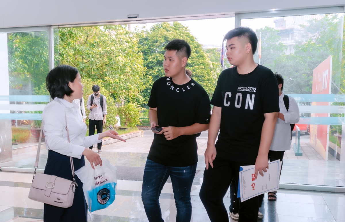 Sinh viên k17 cao đẳng Bách Khoa ngày đầu đi học-1