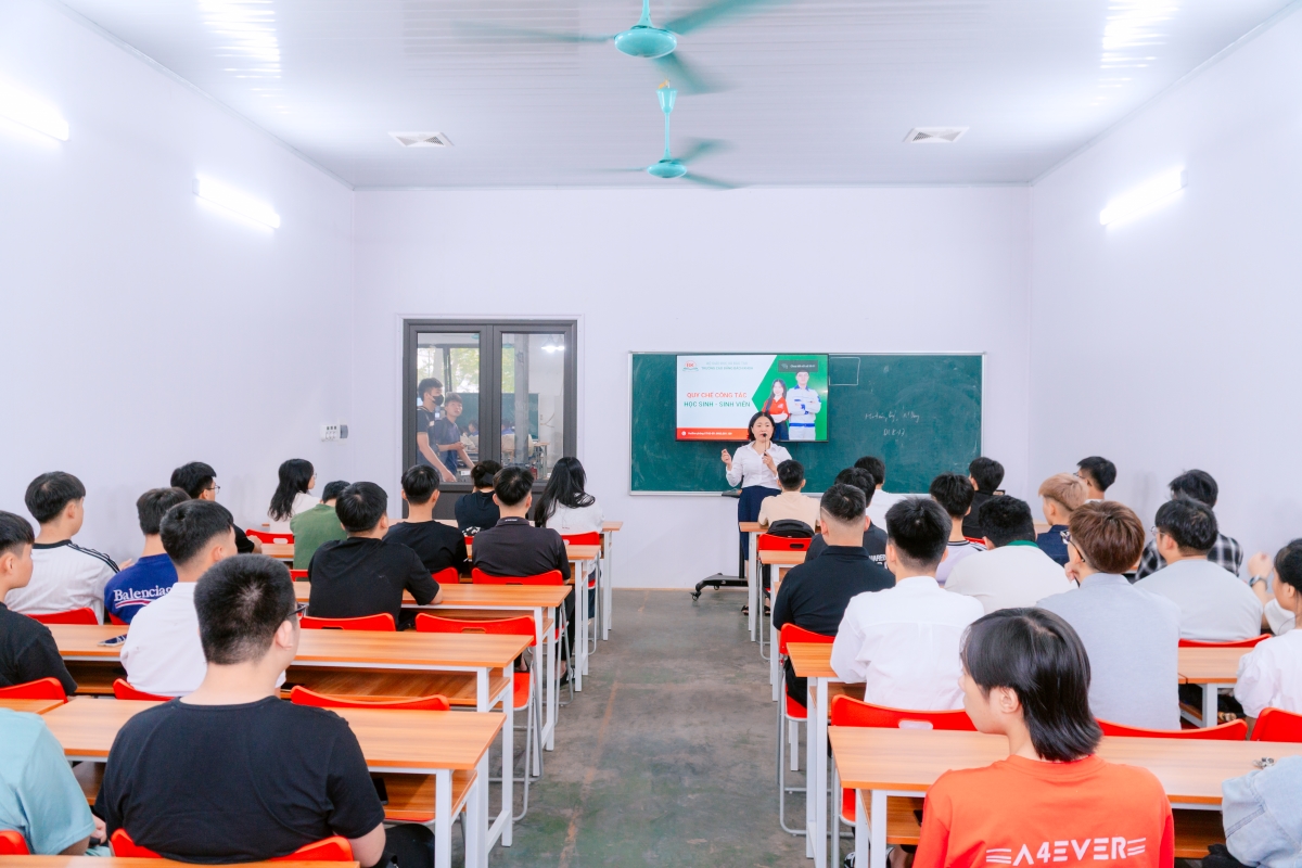 Sinh viên k17 cao đẳng Bách khoa ngày đầu đi học-10
