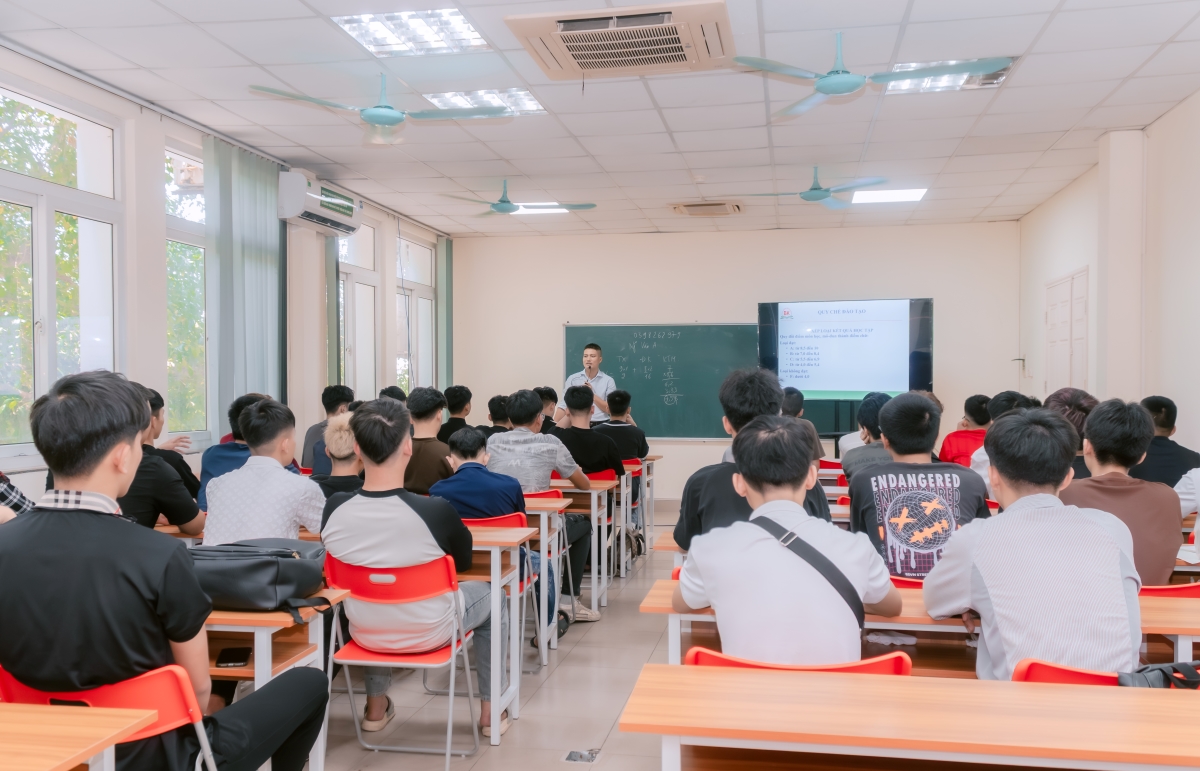 Sinh viên k17 cao đẳng Bách khoa ngày đầu đi học-11