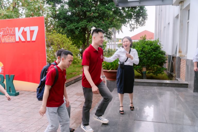 Tân sinh viên K17 tâm trạng háo hức trong ngày đầu đến trường