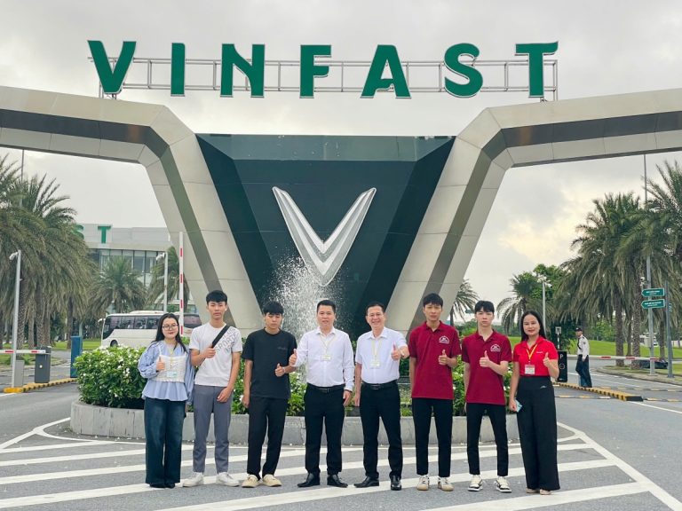 Sinh viên ngành Công nghệ kỹ thuật điện - điện tử K15 bắt đầu kỳ thực tập tại Vinfast