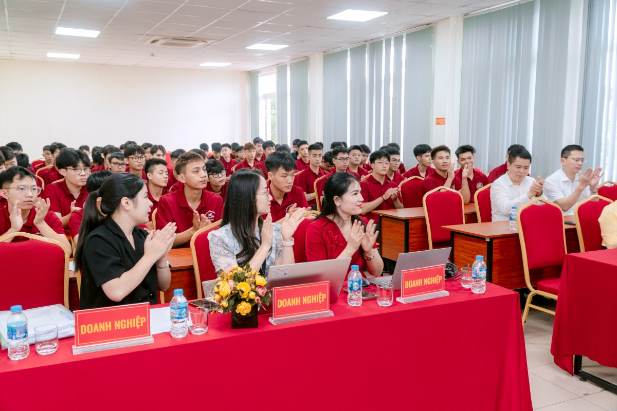 Trường Cao đẳng Bách Khoa tổ chức workshop tập huấn thực tập tại Luxshare-3