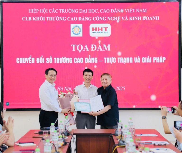 Phó Giáo sư, Tiến sĩ Trần Xuân Nhĩ - Phó Chủ tịch thường trực Hiệp hội Các trường đại học, cao đẳng Việt Nam trao quyết định công nhận Trường Cao đẳng Bách Khoa trở thành thành viên của Hiệp hội.