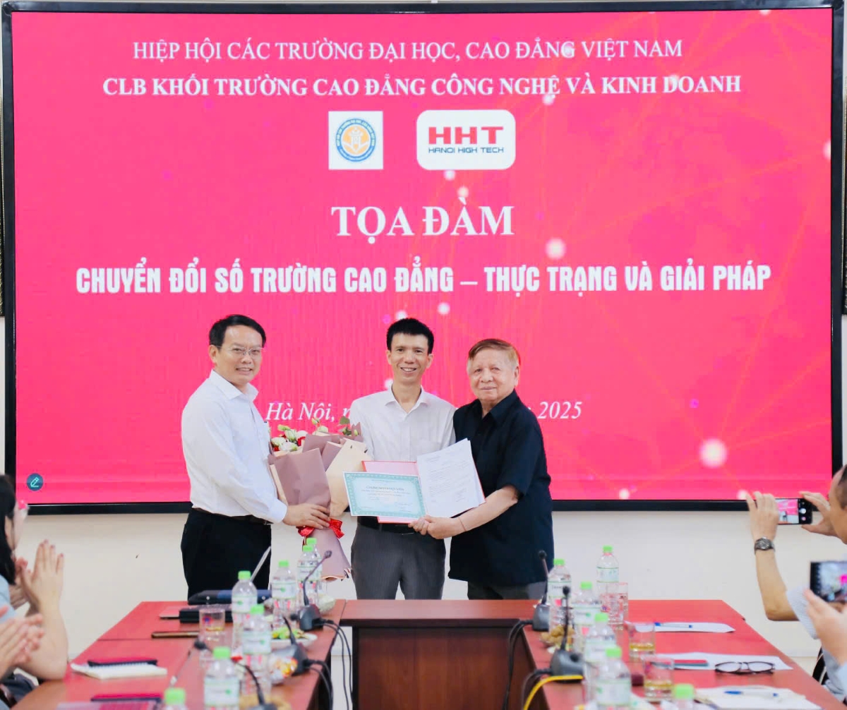 Phó Giáo sư, Tiến sĩ Trần Xuân Nhĩ – Phó Chủ tịch thường trực Hiệp hội Các trường đại học, cao đẳng Việt Nam trao quyết định công nhận Trường Cao đẳng Bách Khoa trở thành thành viên của Hiệp hội.