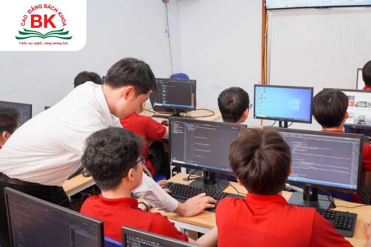 Với tư duy logic tốt được phát hiện và phát triển từ sớm, nhiều bạn trẻ lựa chọn ngành công nghệ thông tin để tiếp tục theo đuổi đam mê của mình