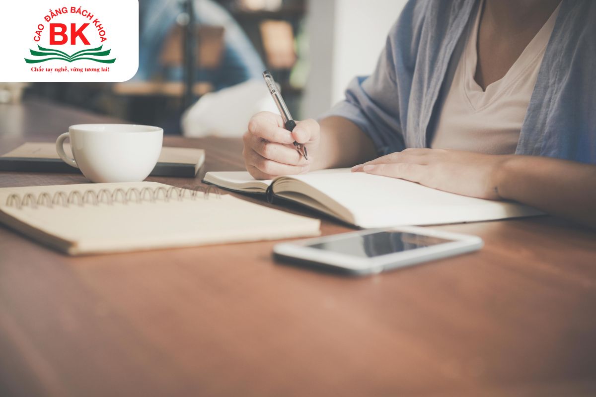 Nghề viết có nhiều tiêu chí phù hợp với người hướng nội như sự linh hoạt về thời gian làm việc, cần khả năng phân tích và diễn đạt tốt