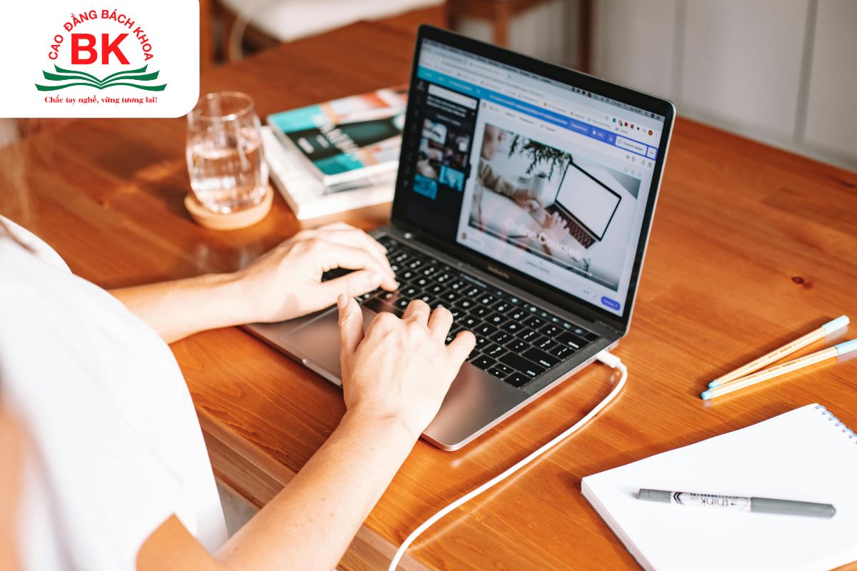 Thiết kế đồ họa là ngành đang phát triển mạnh mẽ nhờ sự bùng nổ của thương mại điện tử, truyền thông số và quảng cáo trực tuyến