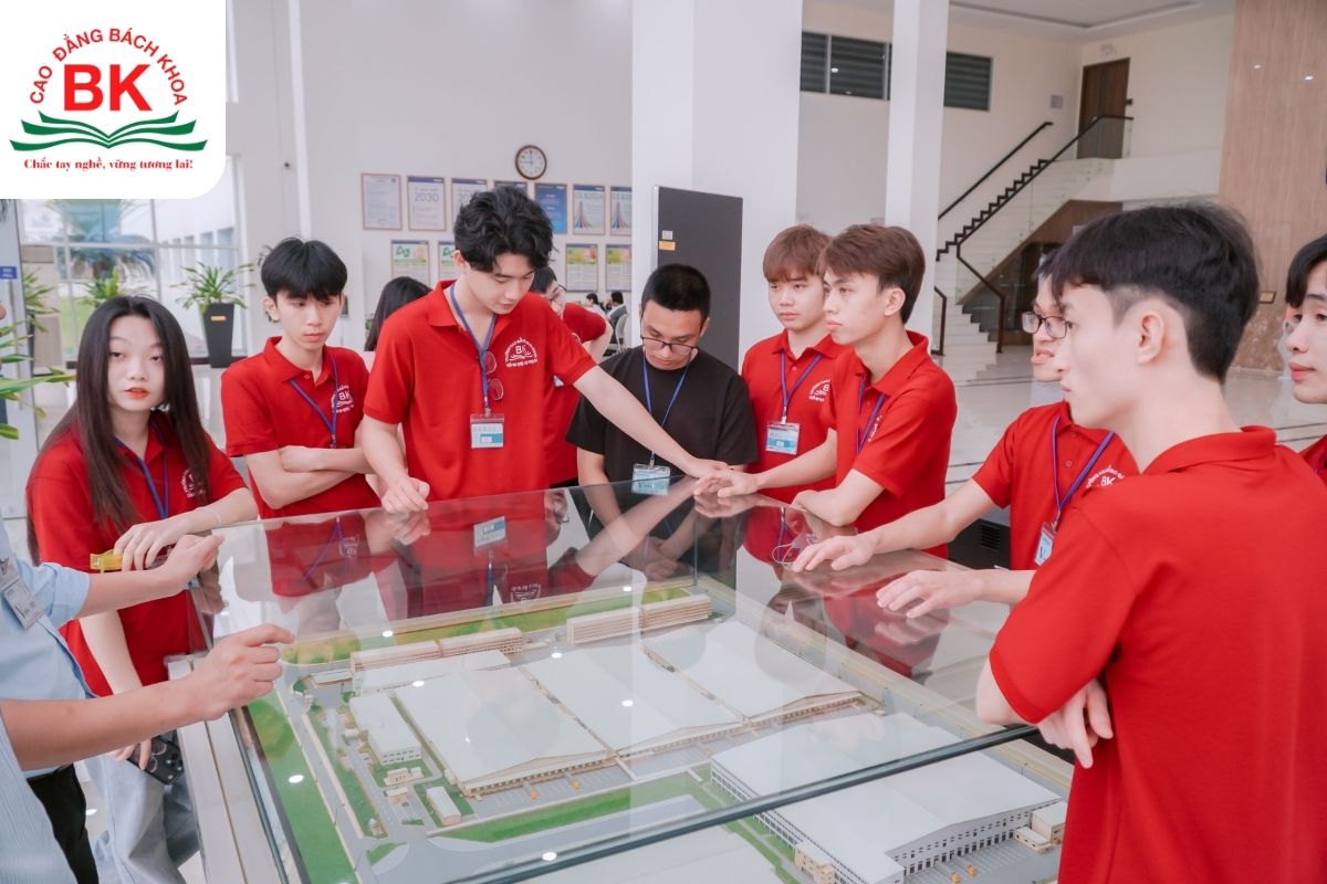 Sinh viên ngành Công nghệ thông tin Trường Cao đẳng Bách Khoa thực tập tại Hải Phòng.

