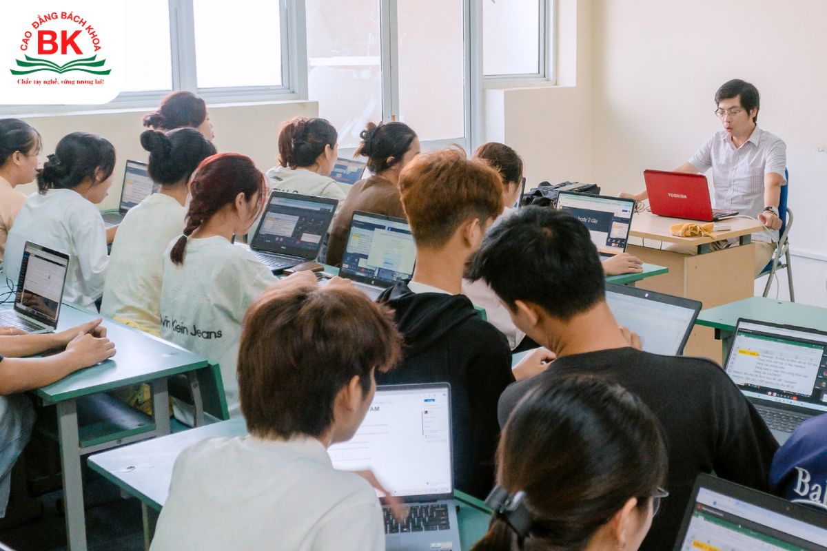 Lớp học thực hành chuyên ngành Marketing Trường Cao đẳng Bách Khoa