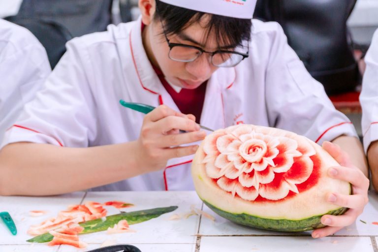 Sinh viên ngành Kỹ thuật chế biến món ăn trổ tài cắt tỉa rau củ