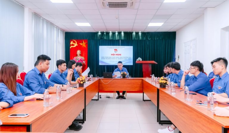 Các thành viên trong Ban Chấp hành và Ban Thường vụ trao đổi về phương hướng, mục tiêu khóa mới