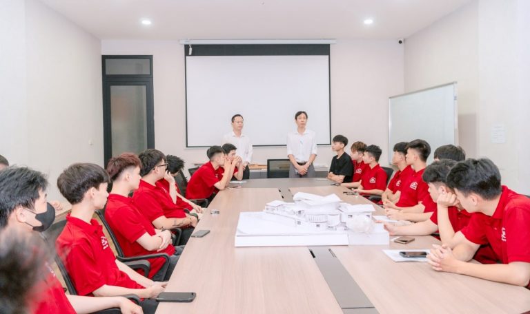 Quản lý nhà hàng trao đổi về quy trình làm việc tại Nhà hàng