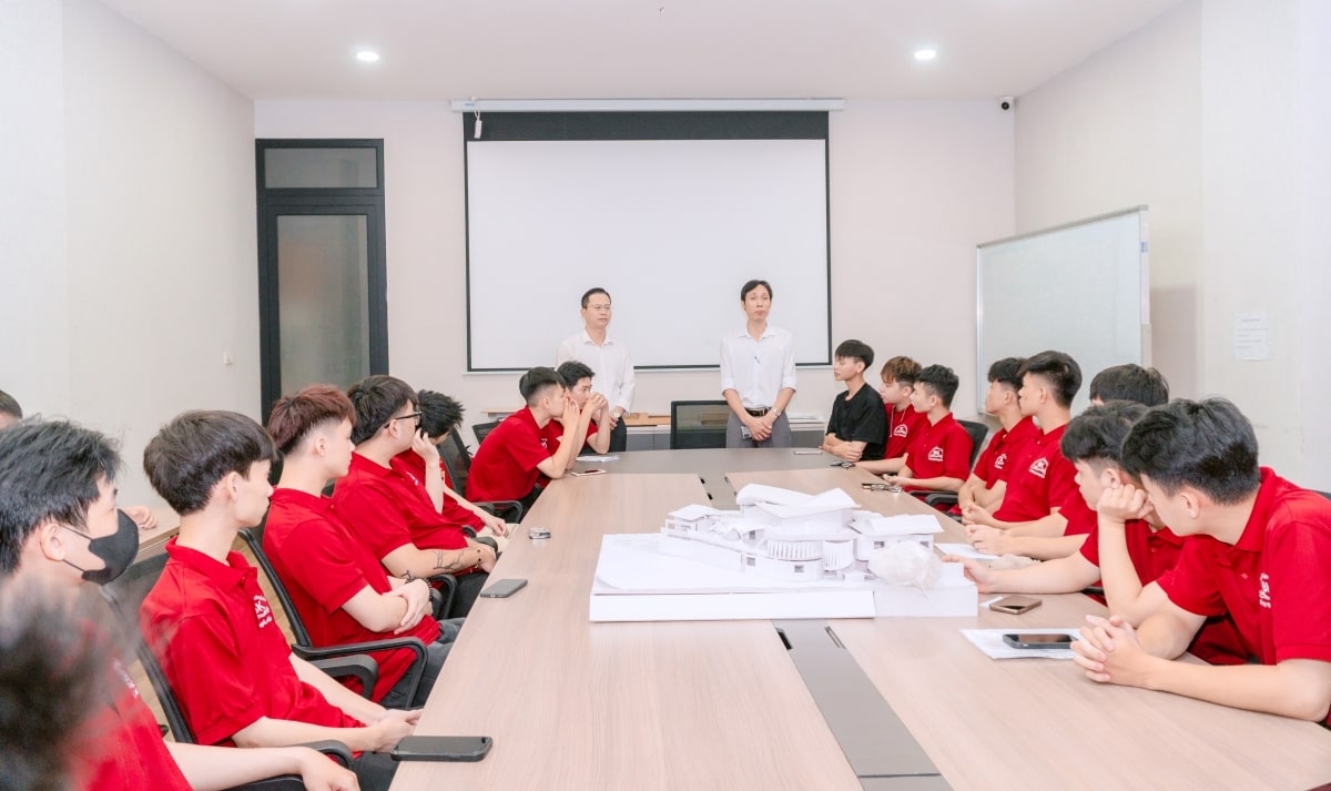 Quản lý nhà hàng trao đổi về quy trình làm việc tại Nhà hàng