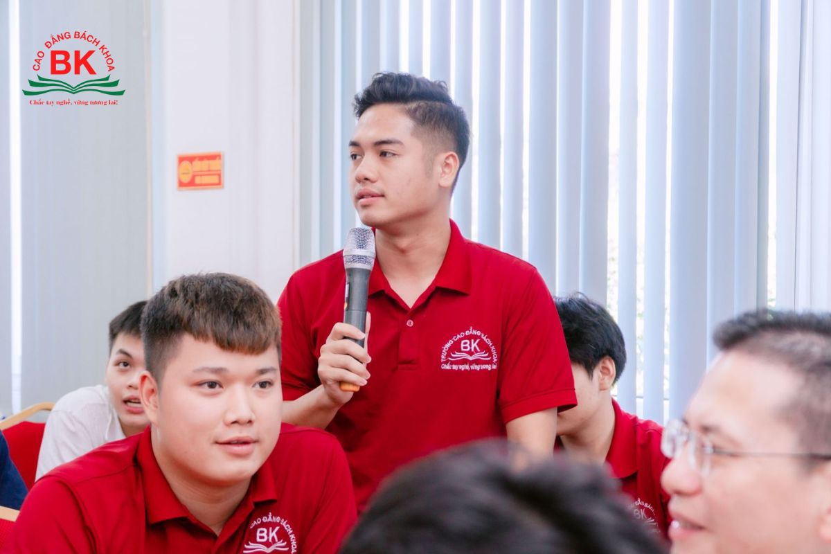 Việc hiểu rõ khối A00 gồm những môn nào giúp bạn xác định được ưu, nhược điểm khi lựa chọn tổ hợp này