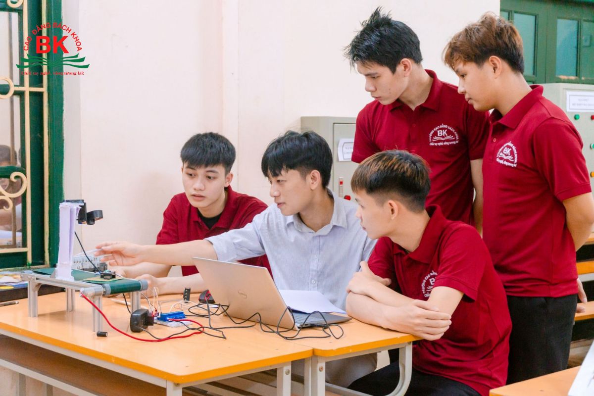 Sinh viên ngành Công nghệ Kỹ thuật Điện, Điện tử trường Cao đẳng Bách Khoa trong giờ thực hành
