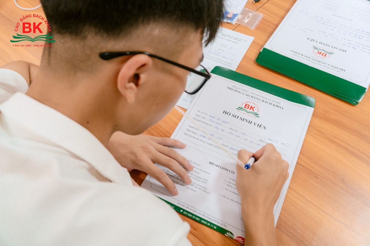 Sinh viên nhập học tại Trường Cao đẳng Bách Khoa
