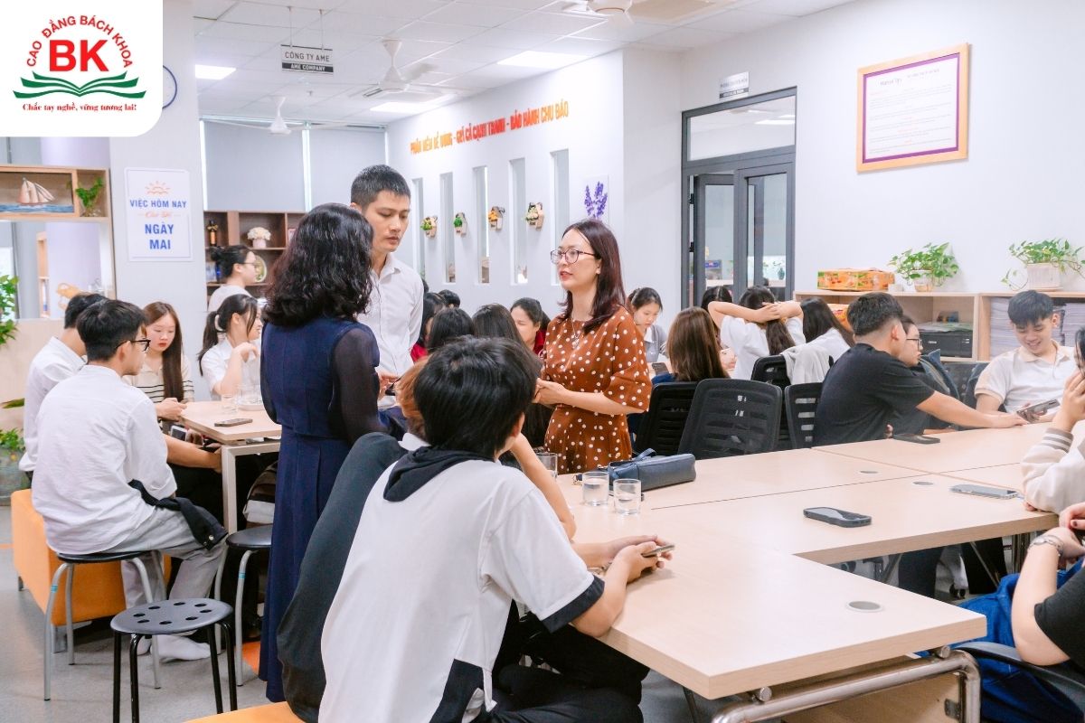 Buổi tham quan ngoại khóa của sinh viên Cao đẳng Bách Khoa tại doanh nghiệp