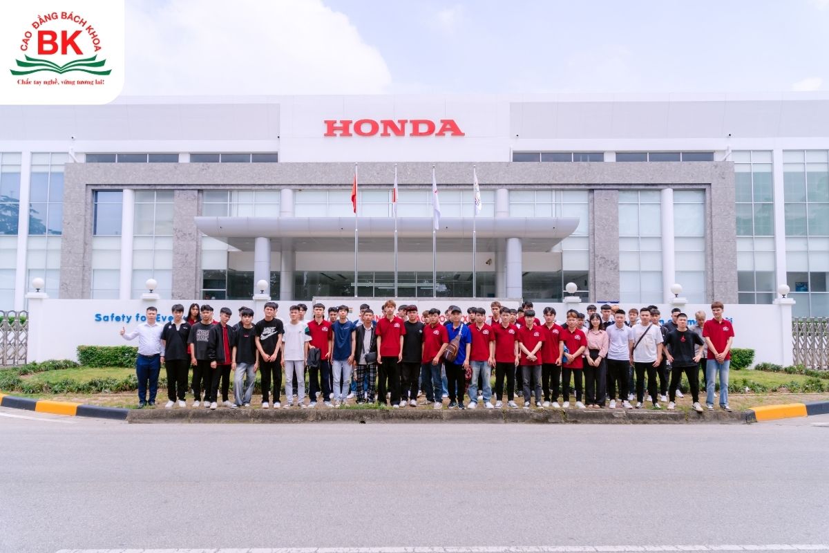Buổi tham quan của sinh viên Ngành kỹ thuật Ô tô trường Cao đẳng Bách Khoa tại doanh nghiệp Honda
