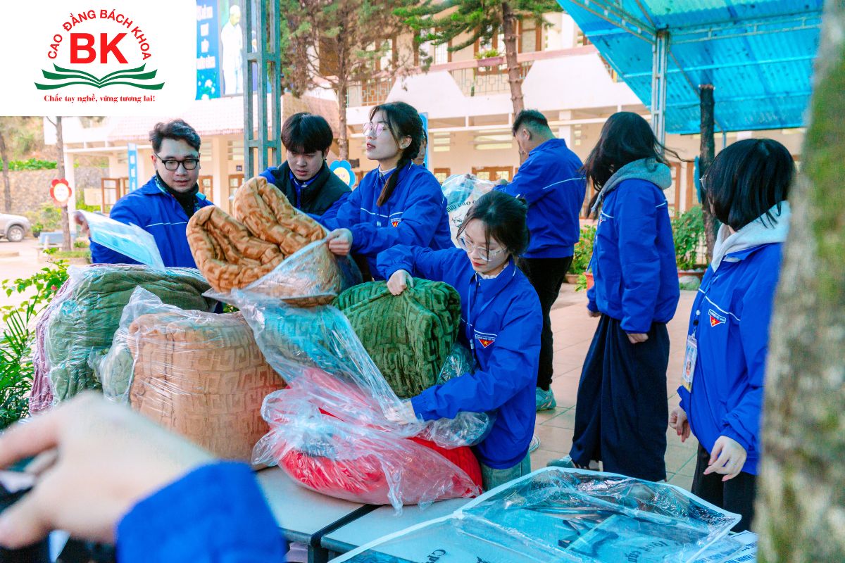 Sinh viên tình nguyện chương trình mùa đông ấm