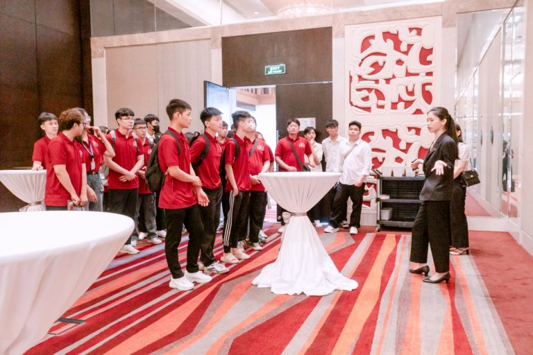 Sinh viên Cao đẳng Bách Khoa được hướng dẫn thực tập thực tế dưới sự hướng dẫn trực tiếp của quản lý doanh nghiệp