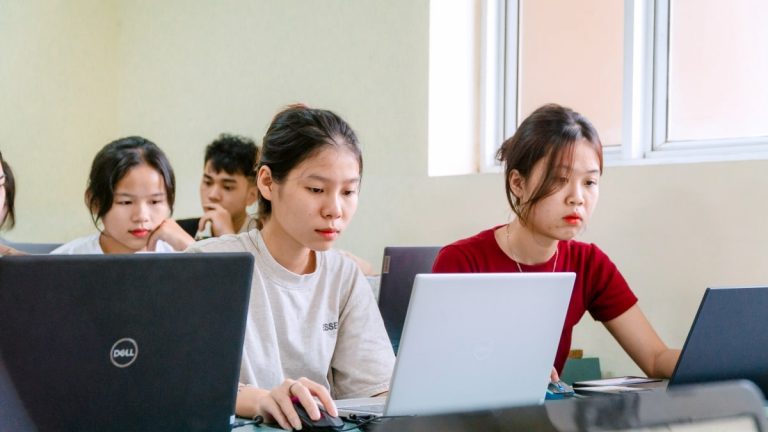 Chương trình đào tạo gắn với thực tiễn