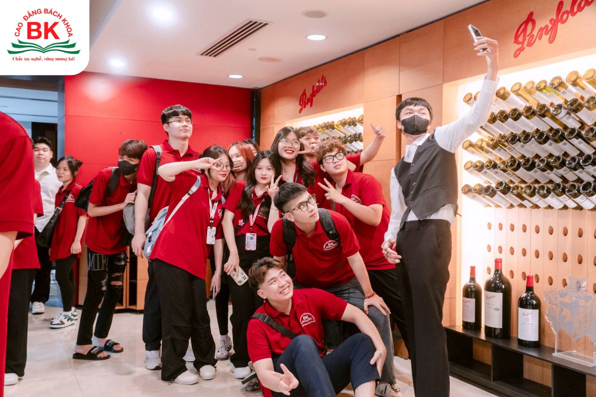 Sinh viên ngành Quản trị khách sạn trưởng thành sau 4 tháng thực tập tại khách sạn 5 sao L7 West Lake Hanoi by Lotte