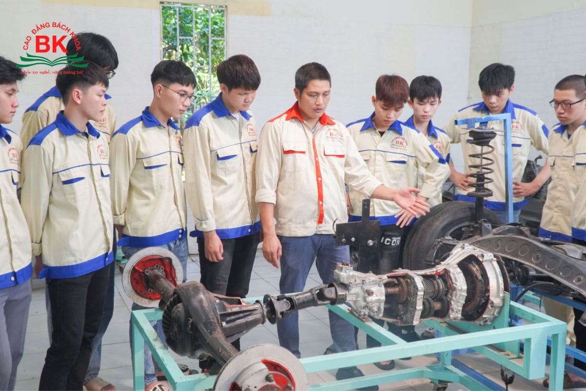 Sinh viên ngành Công nghệ ô tô Trường Cao đẳng Bách Khoa học thực hành trên thiết bị mô phỏng