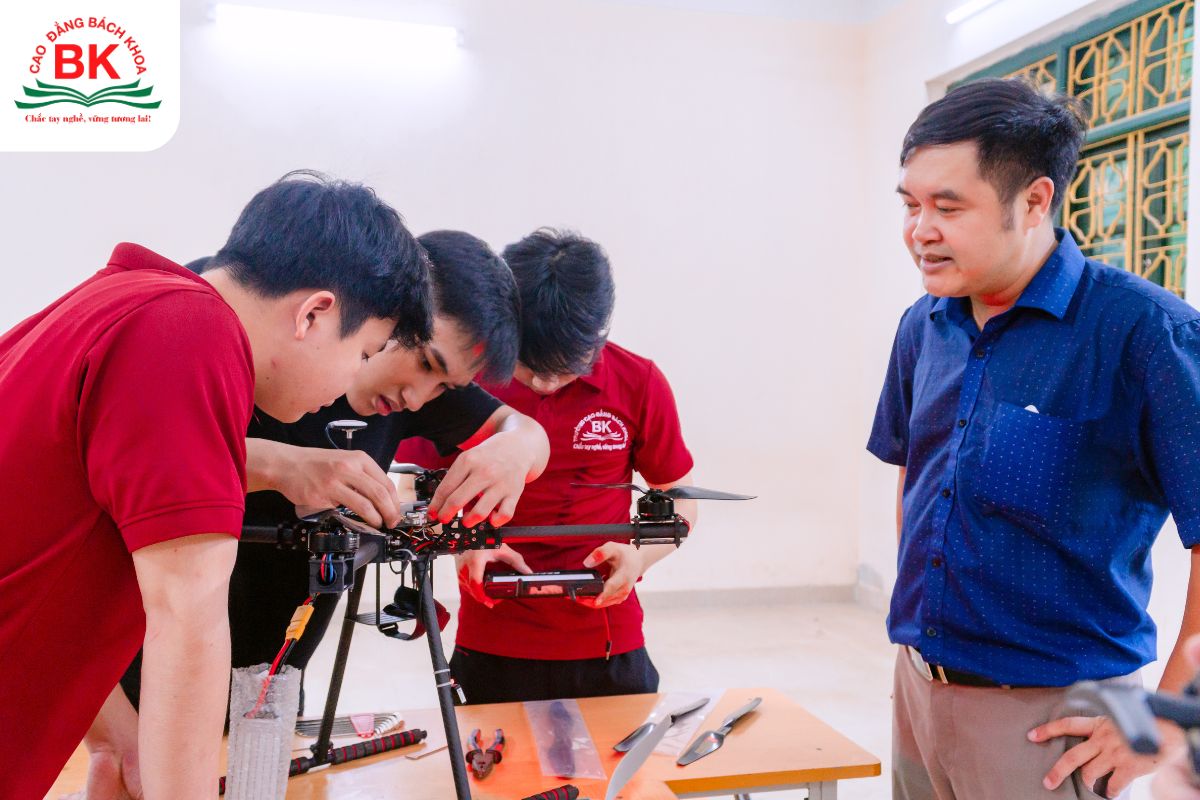 Sinh viên Điện - Điện tử tại Cao đẳng Bách Khoa được thực hành và tạo ra sản phẩm ngay từ năm hai