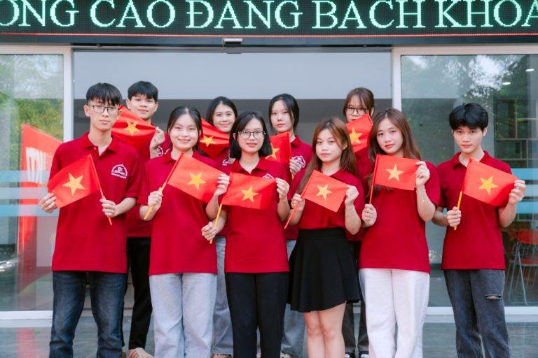 Sinh viên Cao đẳng Bách Khoa rạng rỡ cùng lá cờ đỏ mừng ngày đại lễ