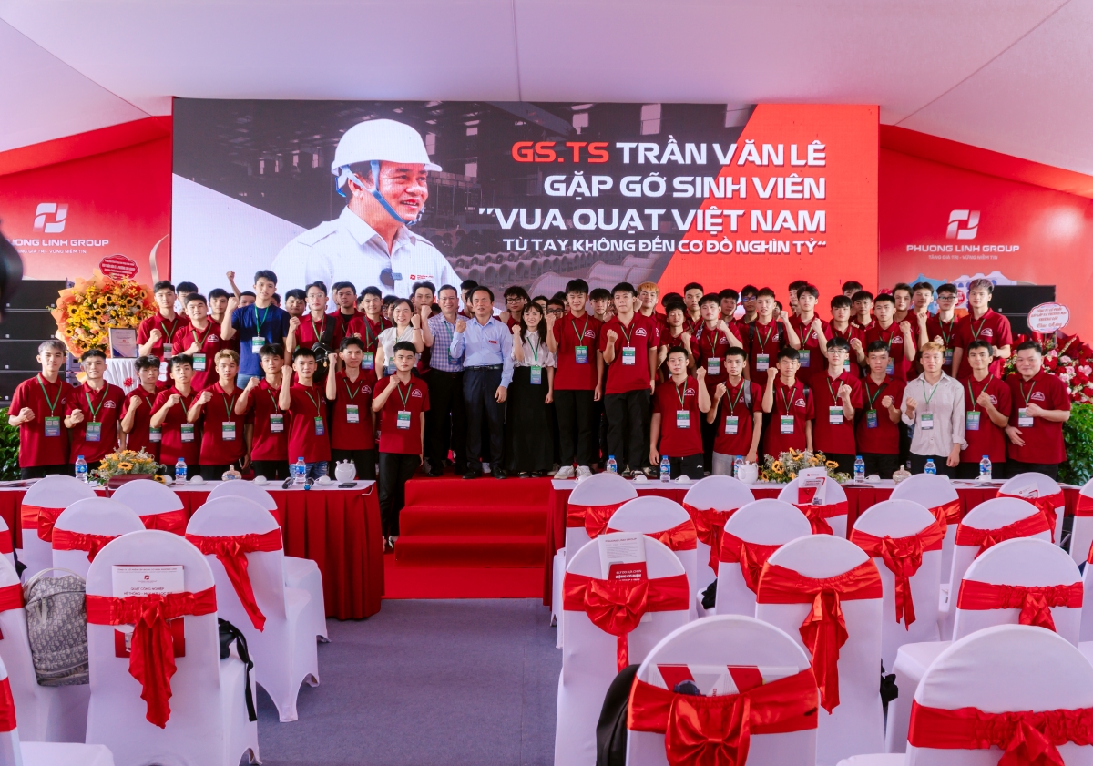 sinh viên ngành điện lanh cao đẳng Bách Khoa tham gia triển lãm quốc tế-2