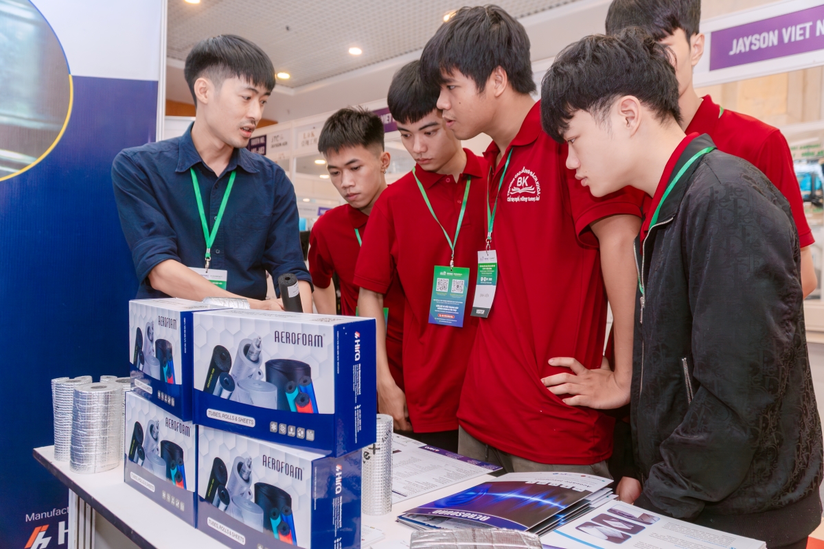 sinh viên ngành điện lanh cao đẳng Bách Khoa tham gia triển lãm quốc tế-4