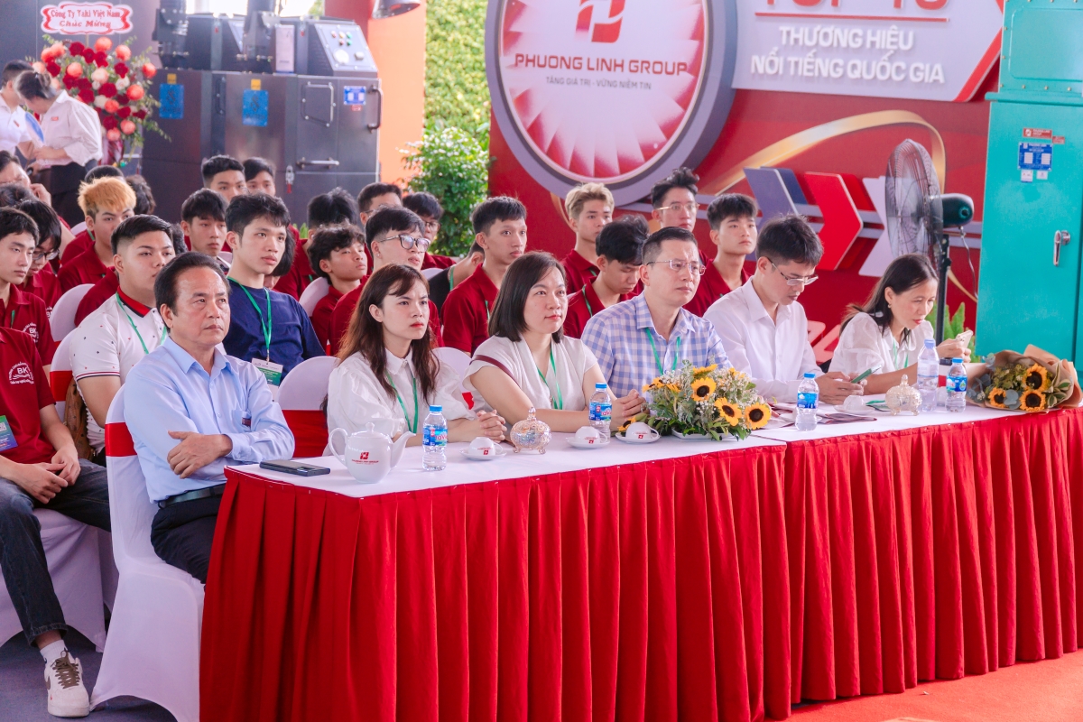 sinh viên ngành điện lanh cao đẳng Bách Khoa tham gia triển lãm quốc tế
