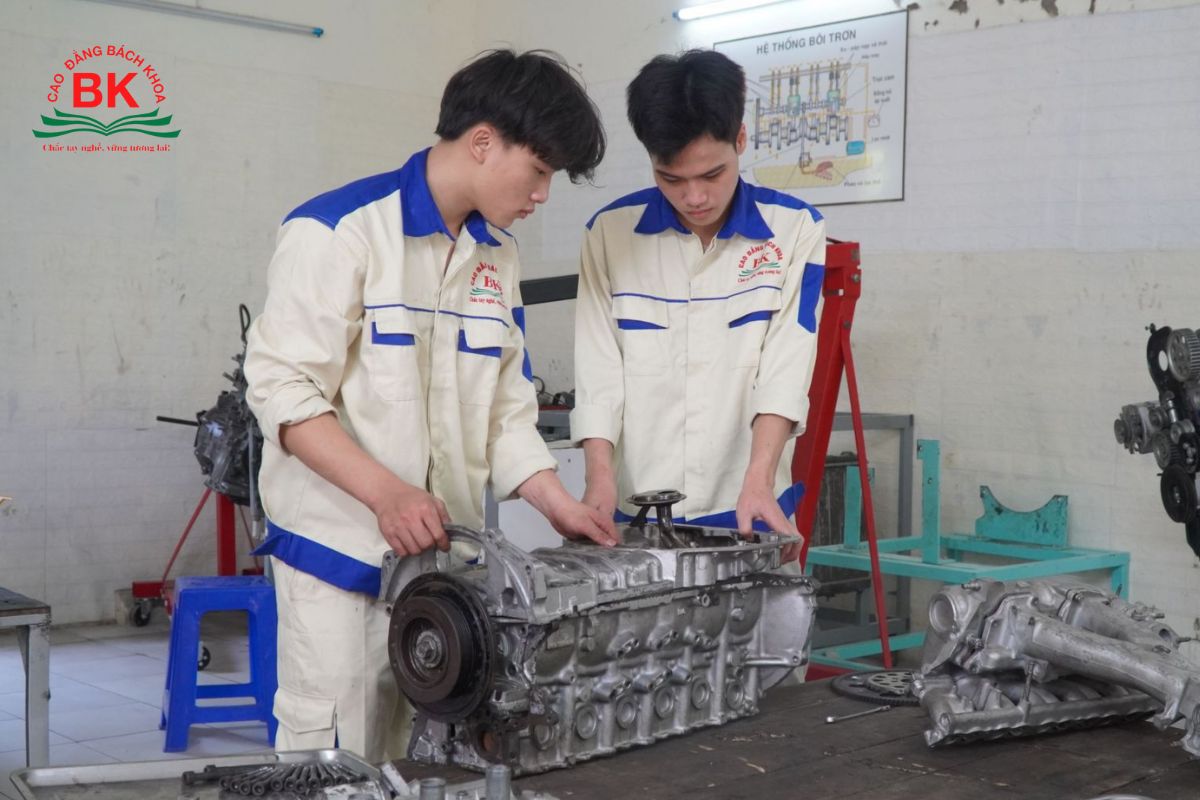 Sinh viên trường Cao đẳng Bách Khoa được đào tạo bài bản từ kiến thức chuyên môn đến kỹ năng mềm