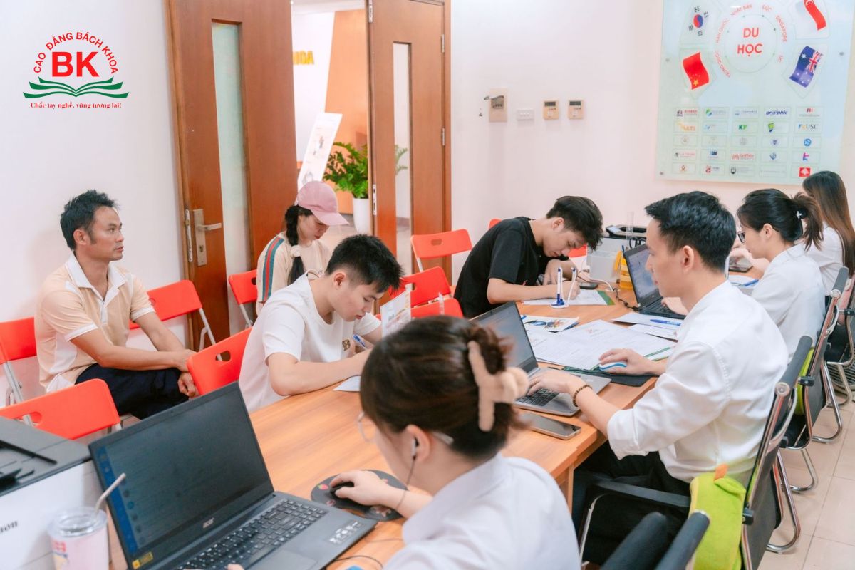 Tân sinh viên Trường Cao đẳng Bách Khoa lên nhập học