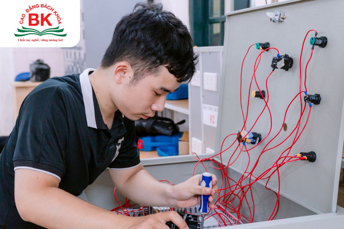 Sinh viên kỹ thuật trường Cao đẳng Bách Khoa 