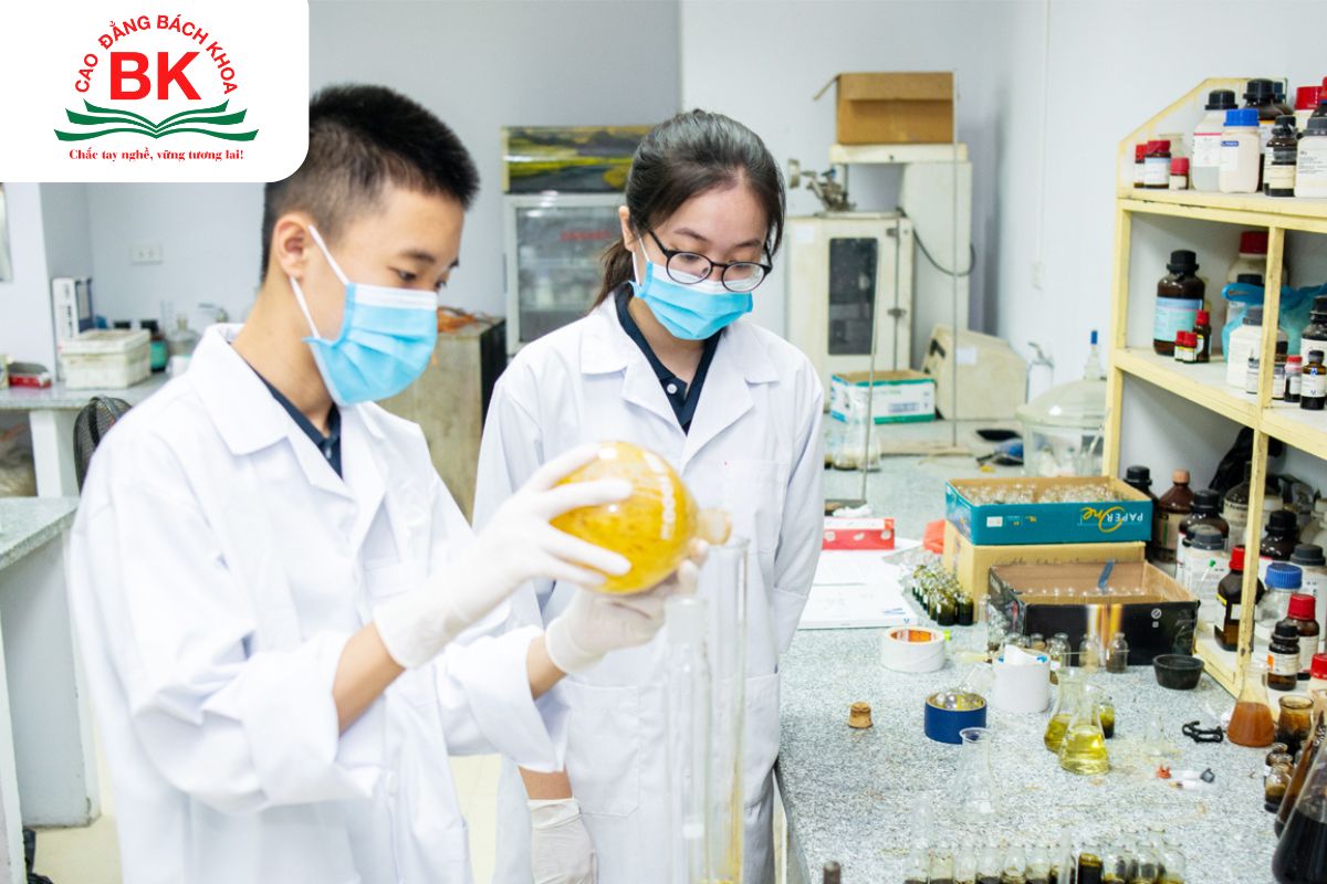 Công việc phù hợp với nhóm nghiên cứu trong bài test Holland là nghiên cứu y học