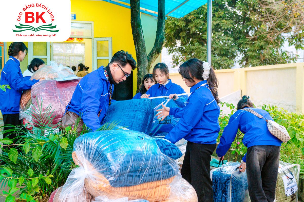 Sinh viên tình nguyện trường Cao đẳng Bách Khoa 