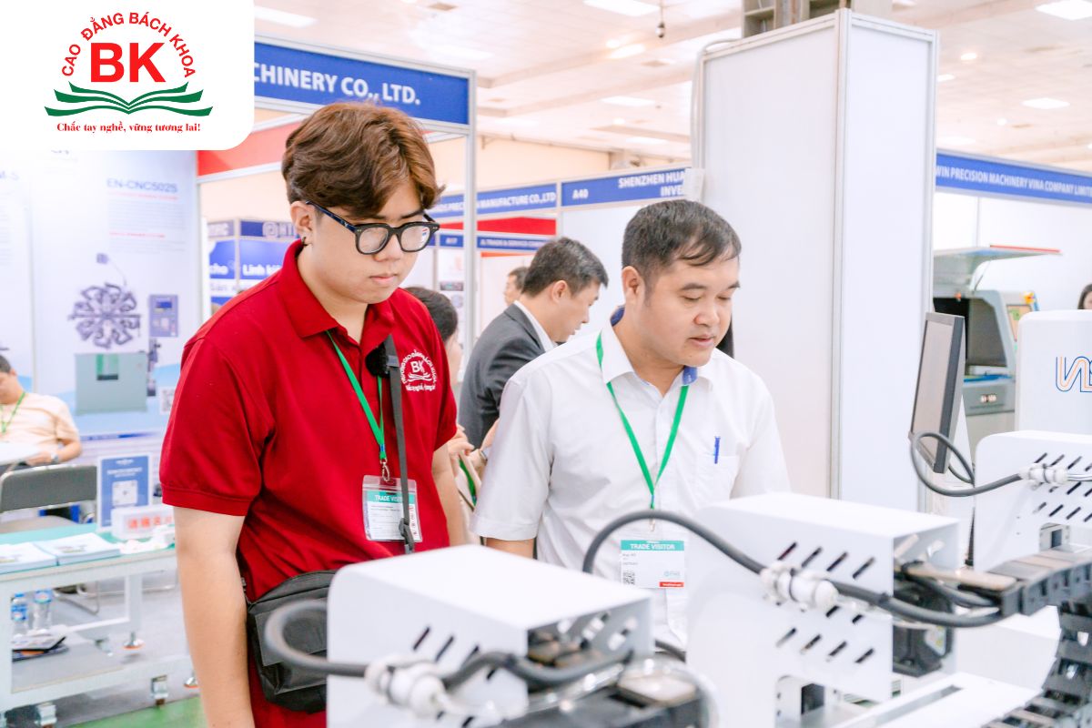 Sinh viên theo học nhóm ngành kỹ thuật tham quan triển lãm doanh nghiệp để học hỏi và định hướng nghề nghiệp lâu dài 