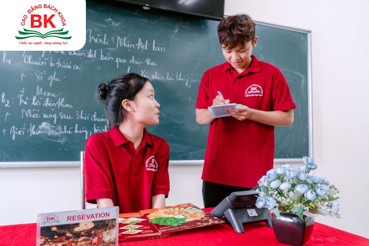 Sinh viên ngành du lịch - khách sạn Trường Cao đẳng Bách Khoa