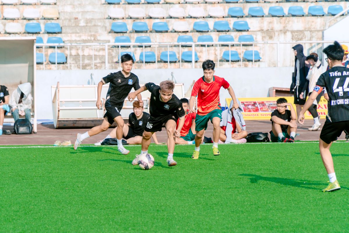 Bán kết giải bóng đá Chào tân sinh viên Cao đẳng Bách Khoa 2025