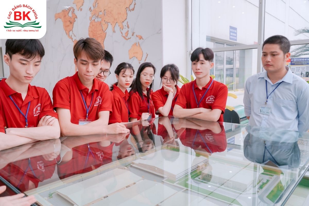 Sinh viên ngành Công nghệ thông tin tại Cao đẳng Bách Khoa đi thực tập tại doanh nghiệp