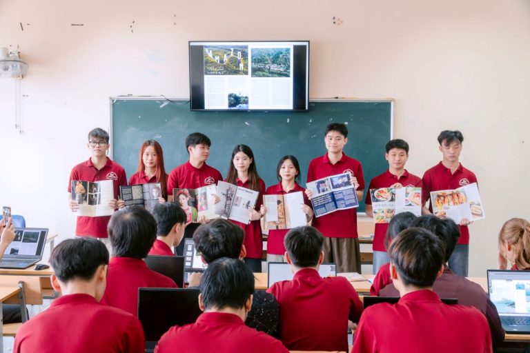 Sinh viên ngành thiết kế đồ họa K15 chụp hình cùng các tác phẩm tạp chí