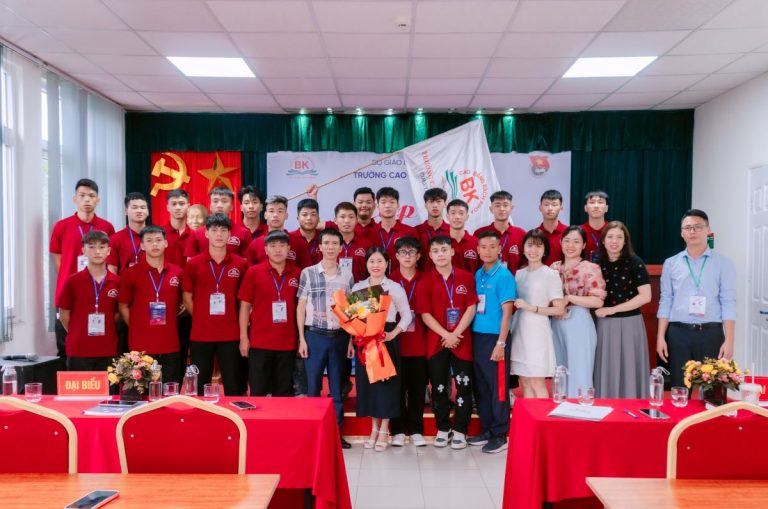 Tập thể sinh viên tham gia giải bóng chụp hình cùng thầy cô