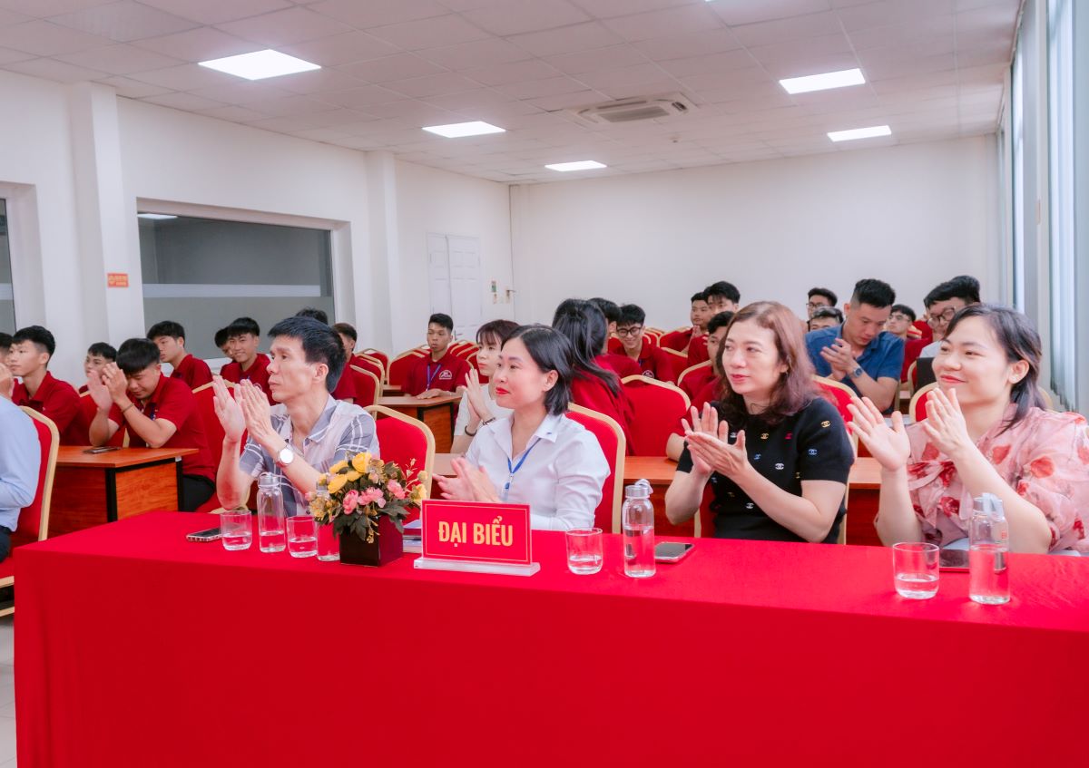 Đoàn thanh niên Trường Cao đẳng Bách Khoa tổ chức lễ xuất quân đội bóng đá nam