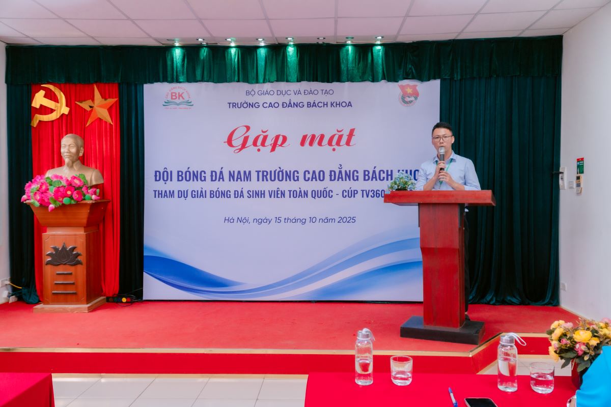 Đoàn thanh niên Trường Cao đẳng Bách Khoa tổ chức lễ xuất quân đội bóng đá nam