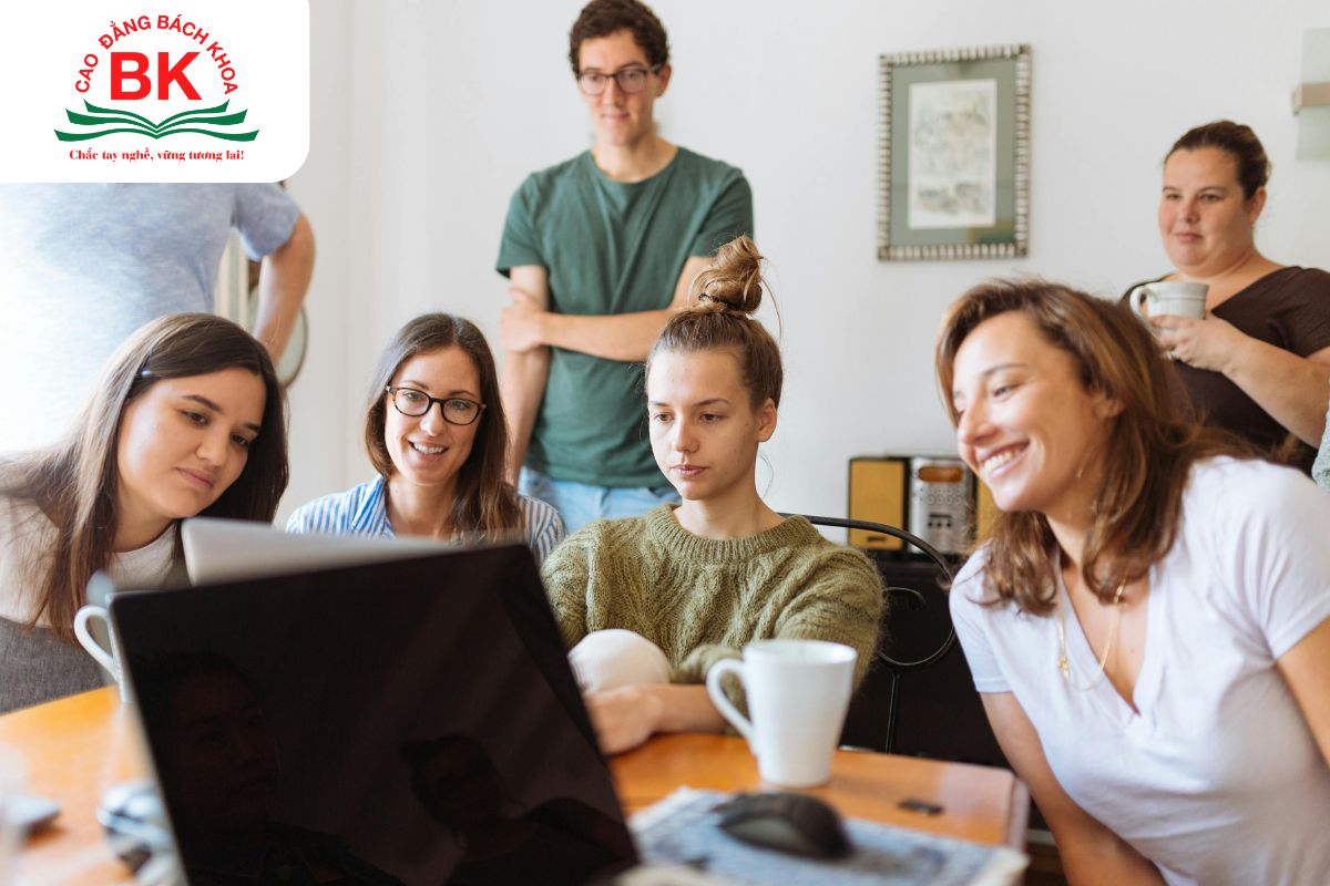 Nhóm sinh viên thực hiện bài test MBTI